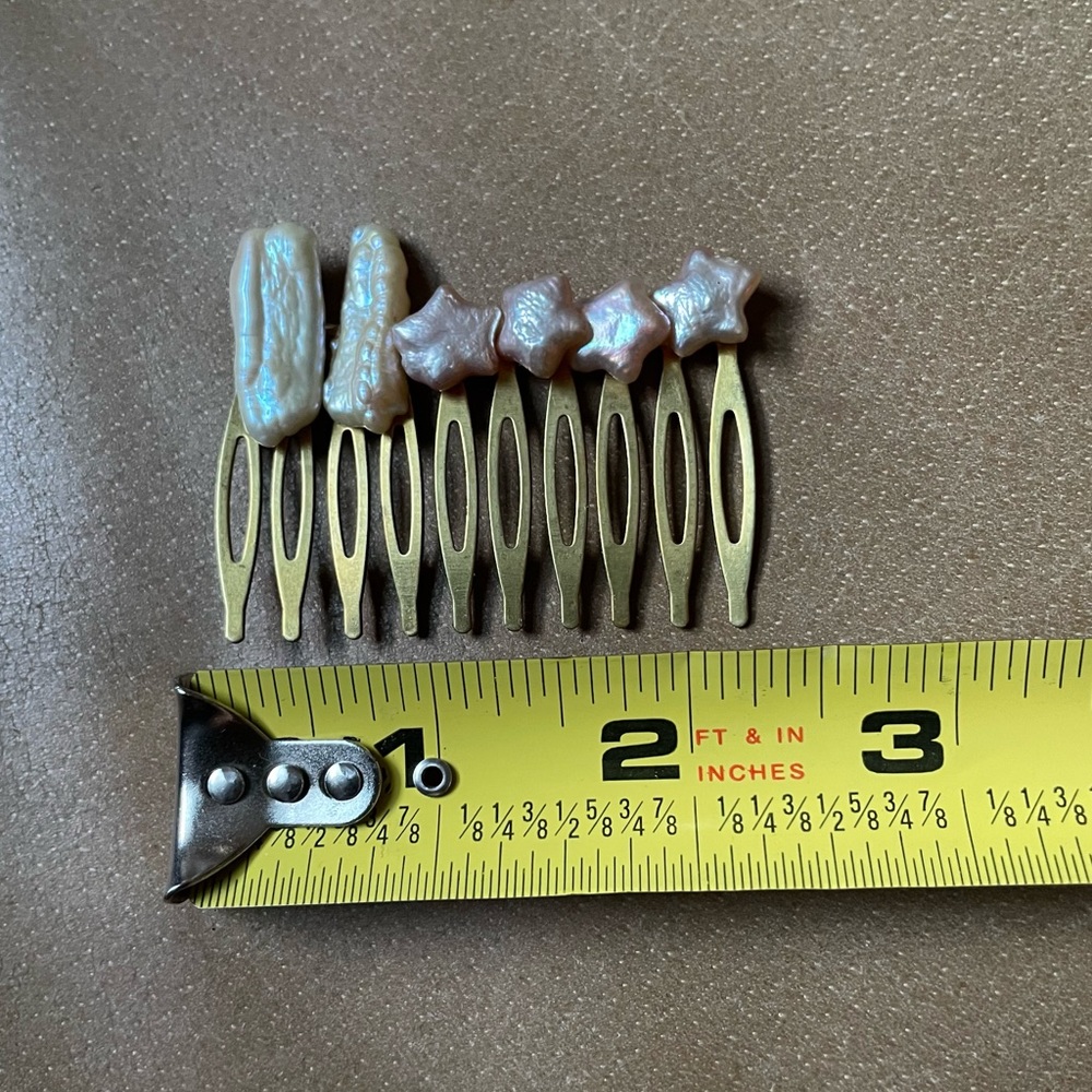 Genuine freshwater pearl brass hair comb. One of a kind ✨ gold white pink - Picture 5 of 6